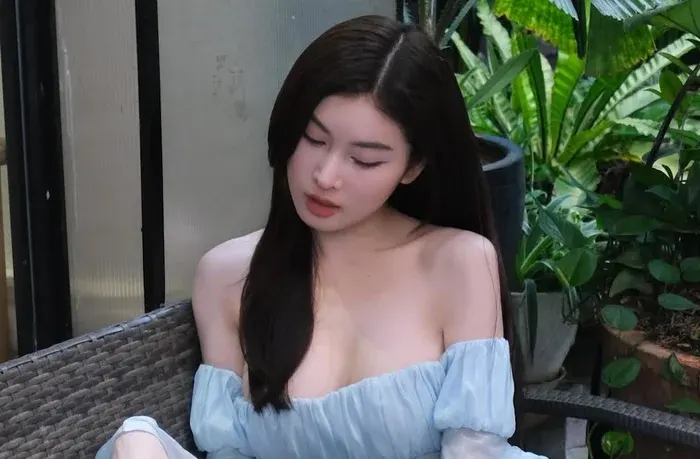 Á hậu Ngọc Thảo mặc váy trễ vai xuyên thấu, e ấp chuẩn 'nàng thơ'